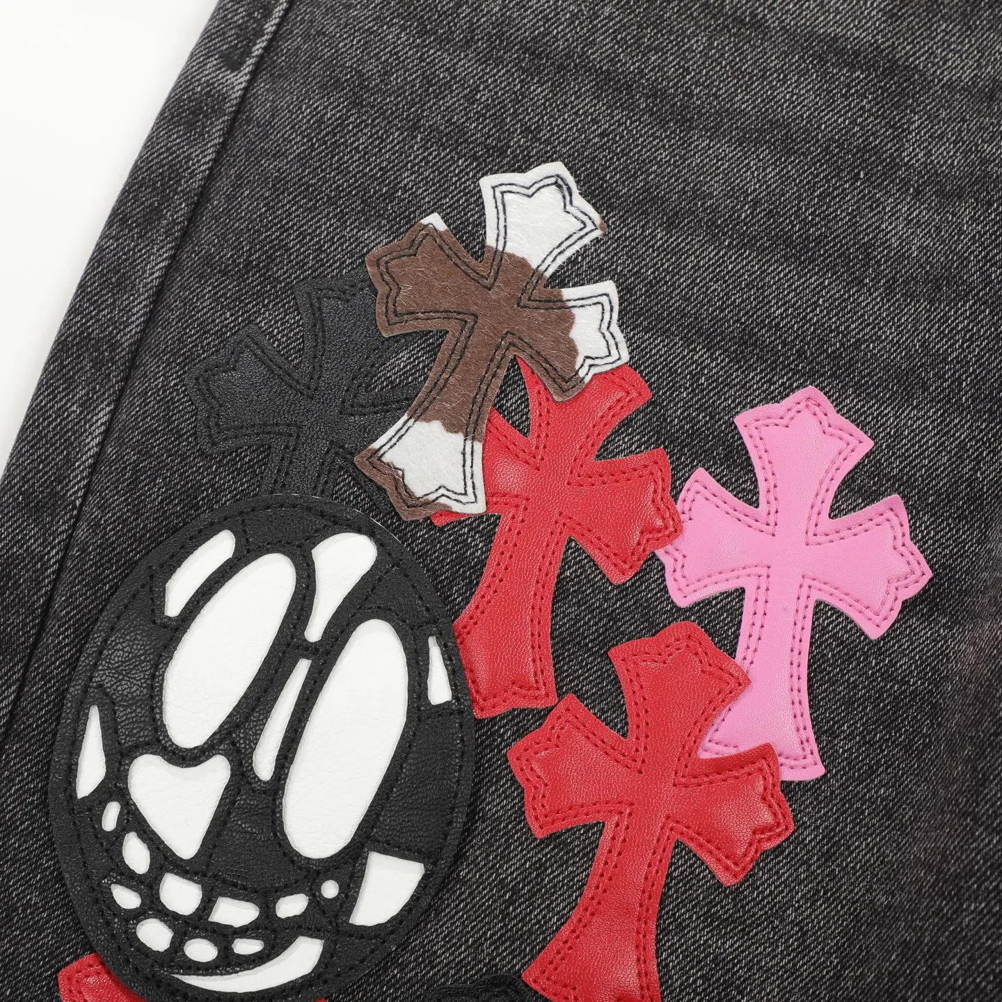 P300 Chrome Hearts CH Chrome Hearts three-color patchwork leather grimace element rapper Nomi's same style cross jeans, truly restores the ultimate vintage texture (no original standard flat version) Italian special cowhide print and then cut, custom-made sheepskin three-layer thick line leather, the whole body is spliced in heavy water washing process, craftsmen hand-splash ink, you can see the details, three-dimensional cutting version, loose and comfortable, not picky about the figure, tall and slim, factory Seiko, original factory quality control, same style for men and women Can be matched with couples. Versatile recommendation. Must-have jeans for all seasons. Color: black Size: S-XL (28-36)
